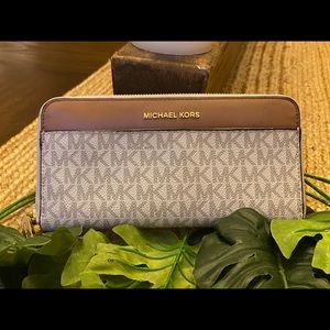 MK White Wallet